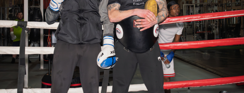 Robert Jasiu i Bart Seku po intensywnym treningu w Muscle Machine Gym w Leicester, przygotowując się do walki o pas mistrzowski.