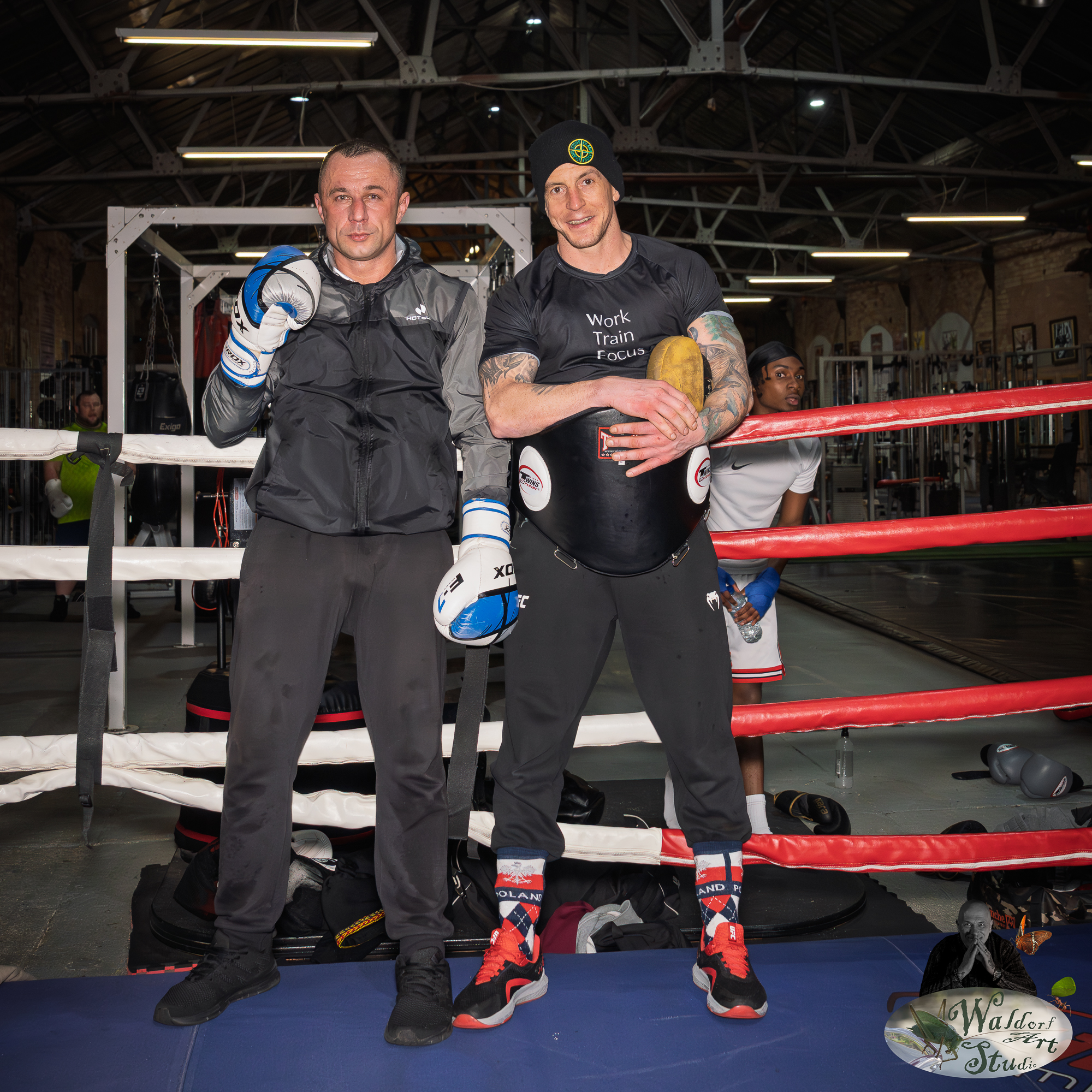 Robert Jasiu i Bart Seku po intensywnym treningu w Muscle Machine Gym w Leicester, przygotowując się do walki o pas mistrzowski.